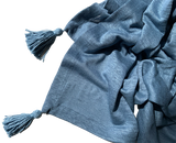 (A) Leinenschal mit Tasseln blau
